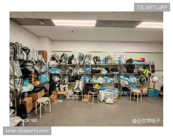 费钰婷在路边摊吃串儿,手上那只名牌包让我怀疑人生 费钰婷在路边摊吃串儿,手上那只名牌包让我怀疑人生