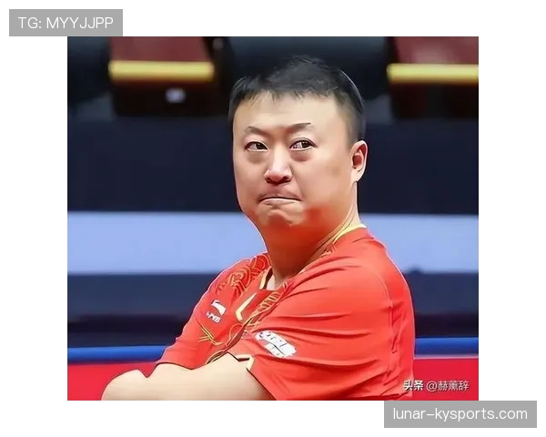 马琳安静刷手机，旁边却是掉金子的不二家，你说这生活差得哪去了？