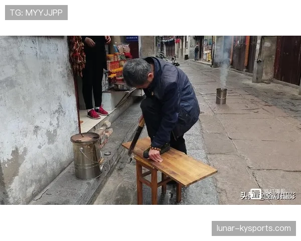 高磊训练完直接去接孩子放学，背的包比我妈买菜还旧